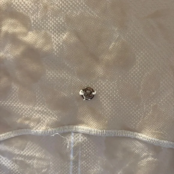 Lululemon size 4 define worn 5x - Picture 3 of 4